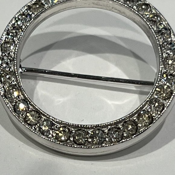 Vintage Unbranded Silver Toned Rhinestone Circle Scarf Pin Brooch - Picture 2 of 11